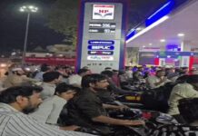 अफवाह ने बढ़ाई मालवा के पेट्रोल पंपों पर भीड़,पुलिस ने संभाला मोर्चा,देवड़ा बोले- कोई संकट नहीं