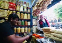 PM मोदी ने ठेले पर खाई झालमुड़ी,बोले-प्याज खाता हूं, बस दिमाग नहीं