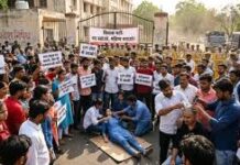 भोपाल में DPI के सामने डटे सैकड़ों अभ्यर्थी