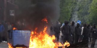 बेलफ़ास्ट में अफ्रीकी शरणार्थी द्वारा सिर काटने की कोशिश पर भड़क उठी हिंसक विरोध प्रदर्शन
