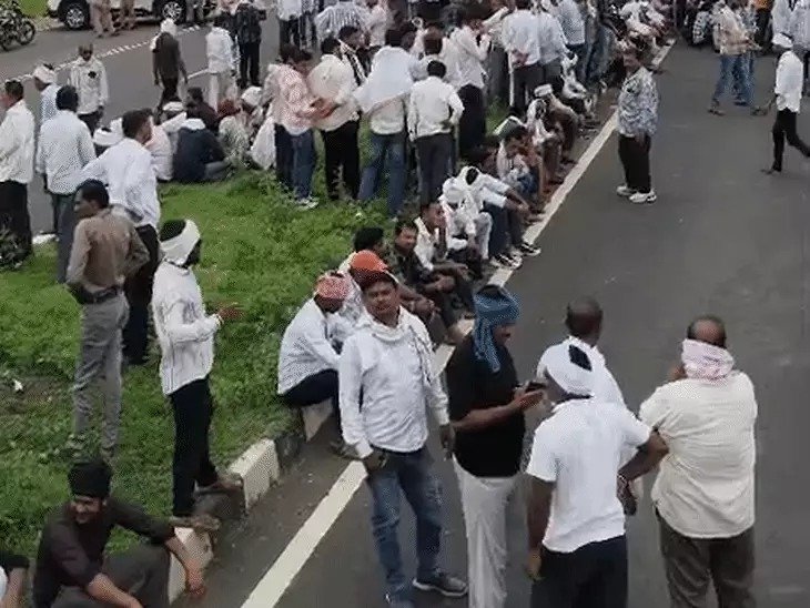 मूंग पर ‘आर-पार’ की लड़ाई: MSP की मांग पर हाईवे पर उतरे किसान, इंदौर-नागपुर मार्ग थमा