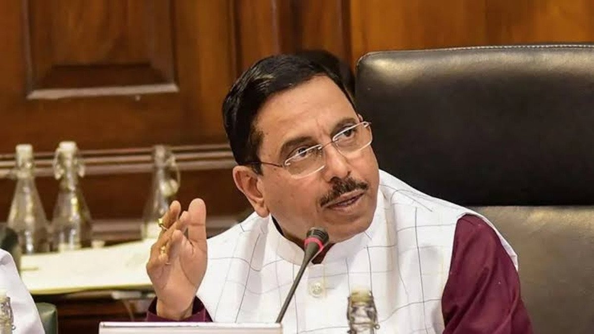 नीट (NEET) पेपर लीक विवाद: धमेंद्र प्रधान के इस्तीफे के बाद प्रह्लाद जोशी बने नए शिक्षा मंत्री