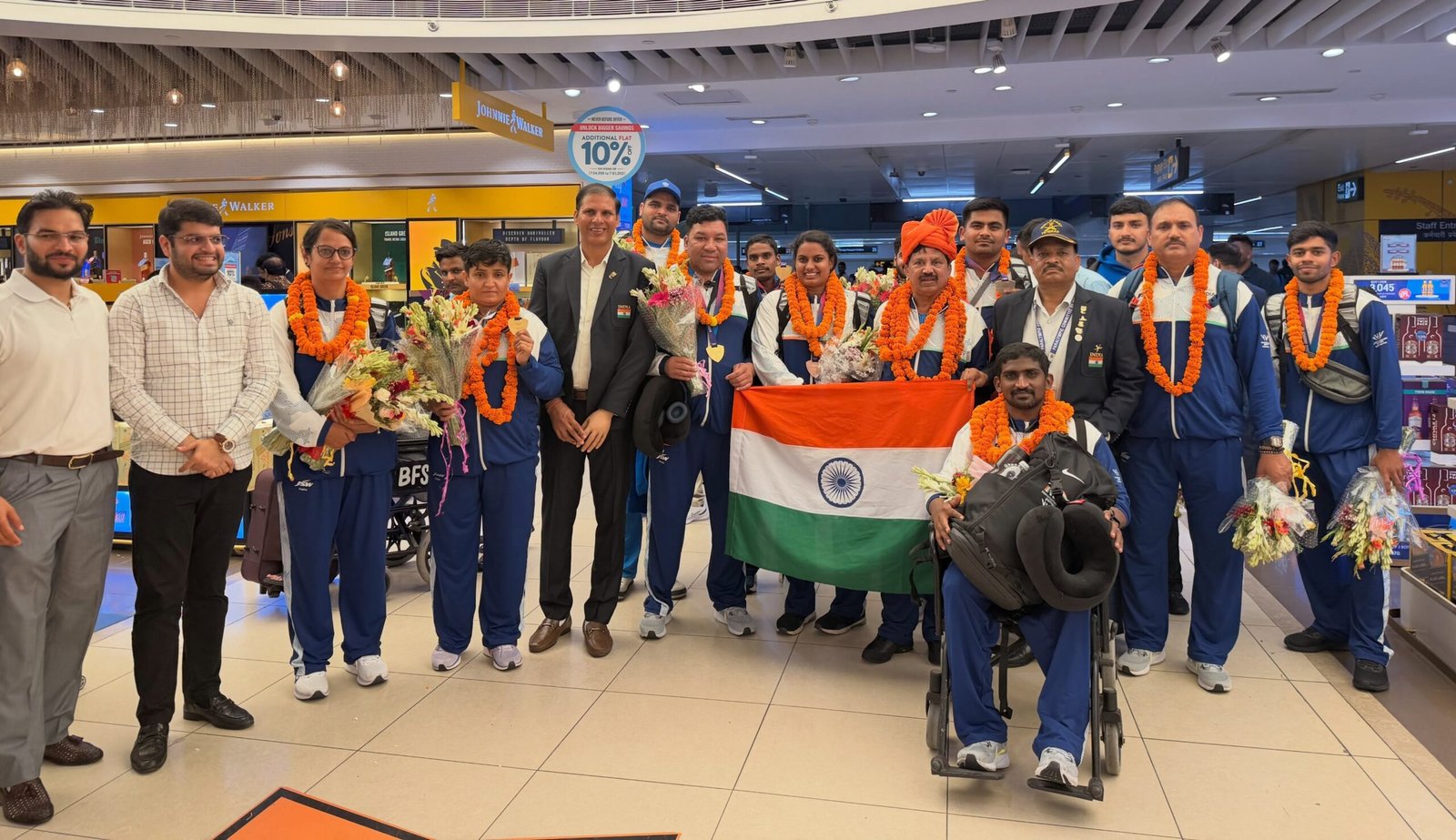 कॉमनवेल्थ गेम्स के हीरोज का देश में भव्य स्वागत, एयरपोर्ट पर गूंजे ‘भारत माता की जय’ के नारे