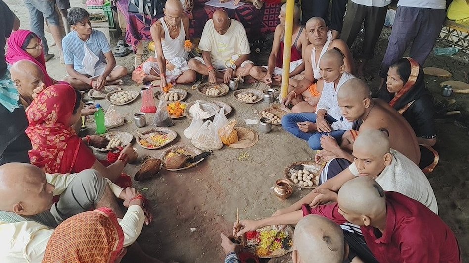 प्रयागराज के त्रिवेणी संगम पर पितृ पक्ष में पिंडदान और तर्पण करते श्रद्धालु