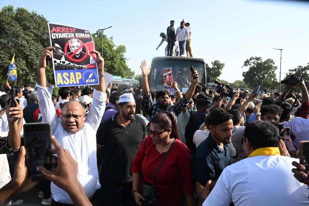 SIR विवाद को लेकर चुनाव आयोग के खिलाफ INDIA ब्लॉक का विरोध मार्च